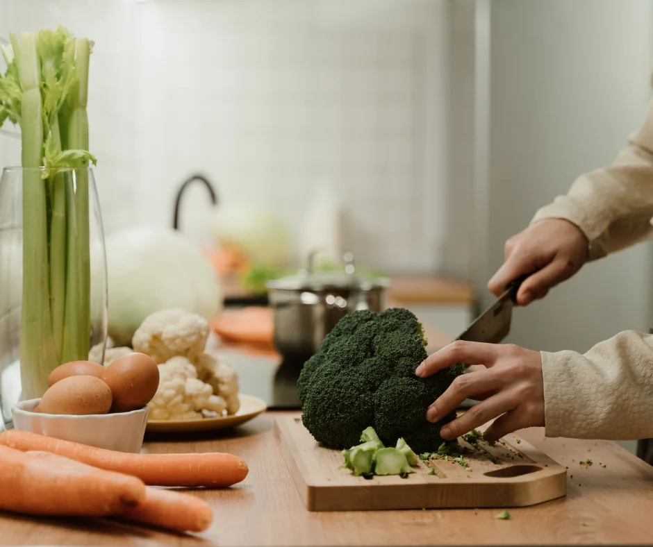 Préparation de légumes frais sur un plan de travail dans une cuisine