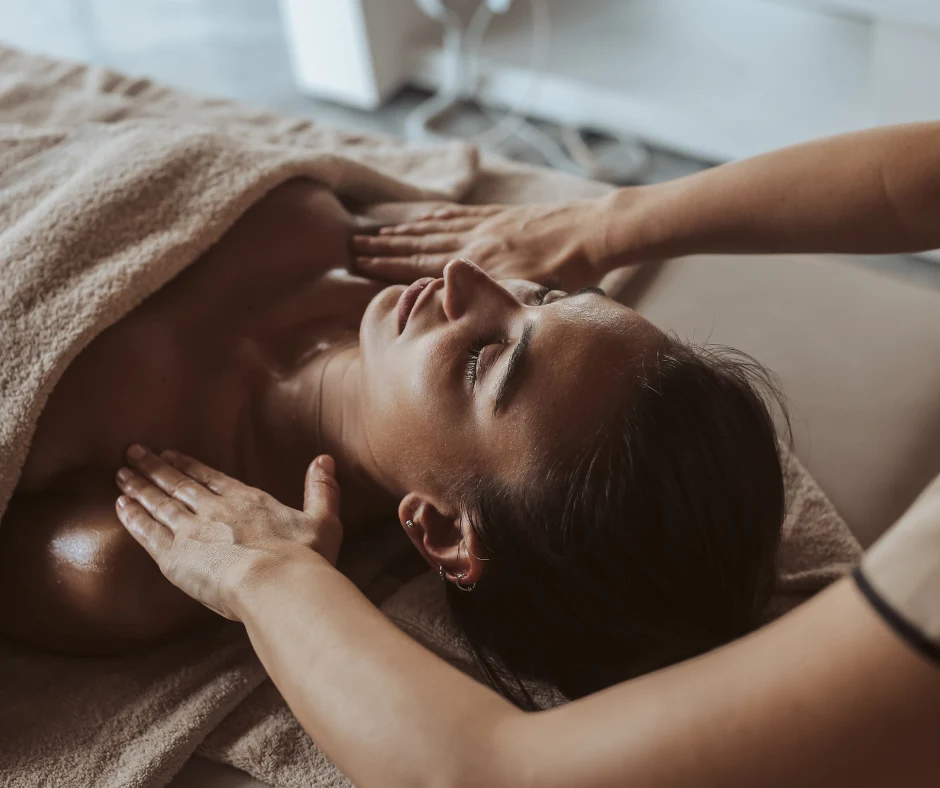 Massage ayurvédique Abhyanga à l’huile chaude, réalisé sur le haut du corps d'une femme.